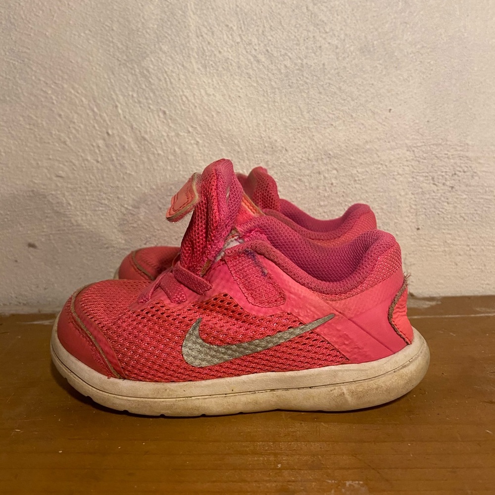 Nike flex rn athletic shoe pink